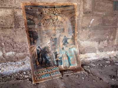 ...o da un vecchio cartellone pubblicitario raffigurante lo sciroppo per la tosse